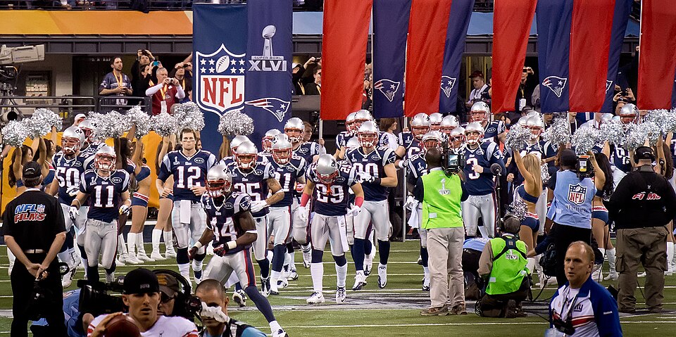 File:New England Patriots grand entrance (6837538261).jpg